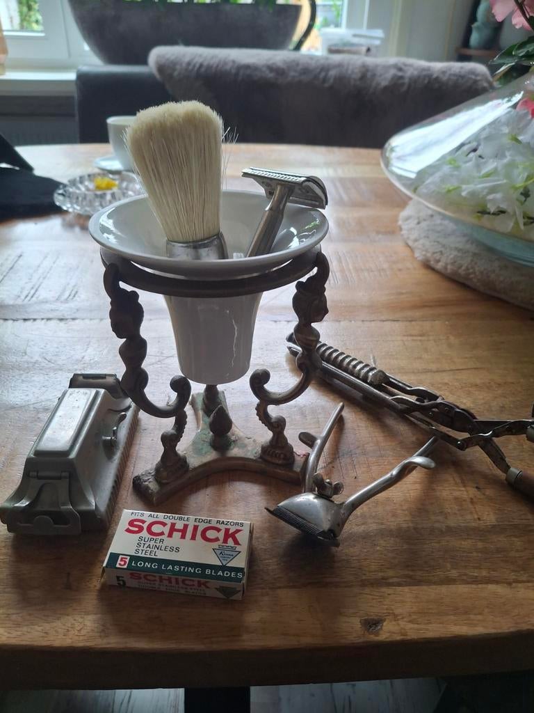 Bronzen scheerset met scheerkwast en scheermes, Antiek en Kunst, Ophalen