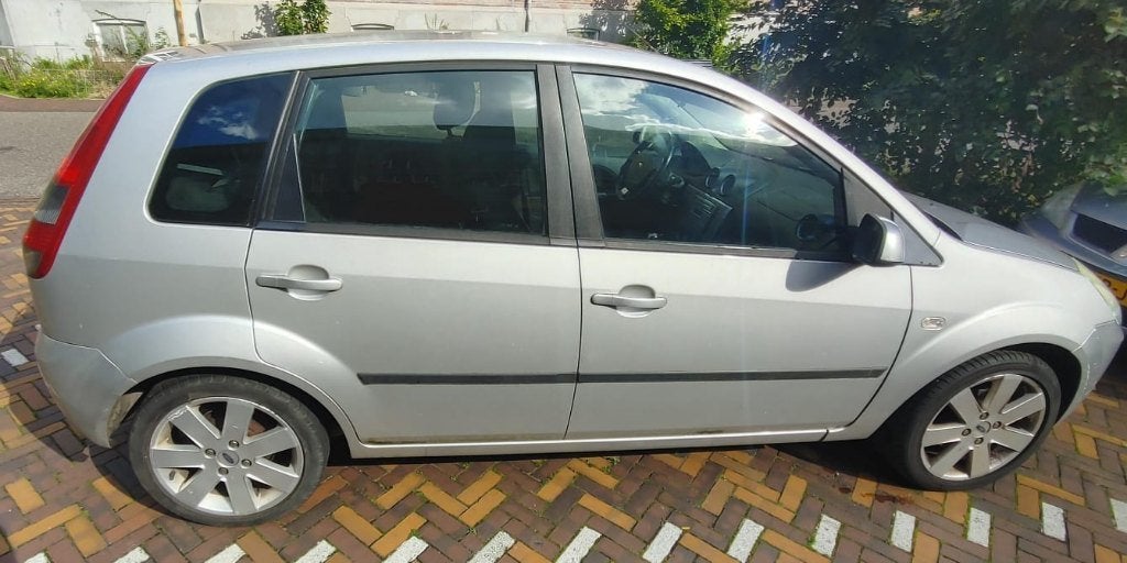 Ford Fiësta 1.4 16V 5DR 2005 Grijs, Auto's, Voorwielaandrijving, 40 €/maand, Zwart, 4 cilinders