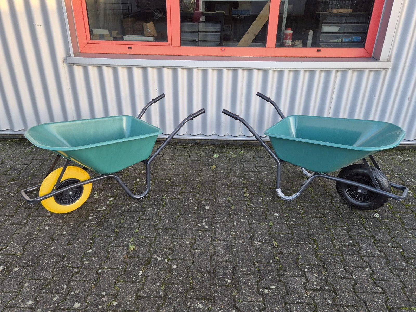 Nieuwe kruiwagen met kunststof bak 85L lucht en antilekband, Tuin en Terras, Kruiwagens, Ophalen, Eenwielig, Rimatrading, Nieuw