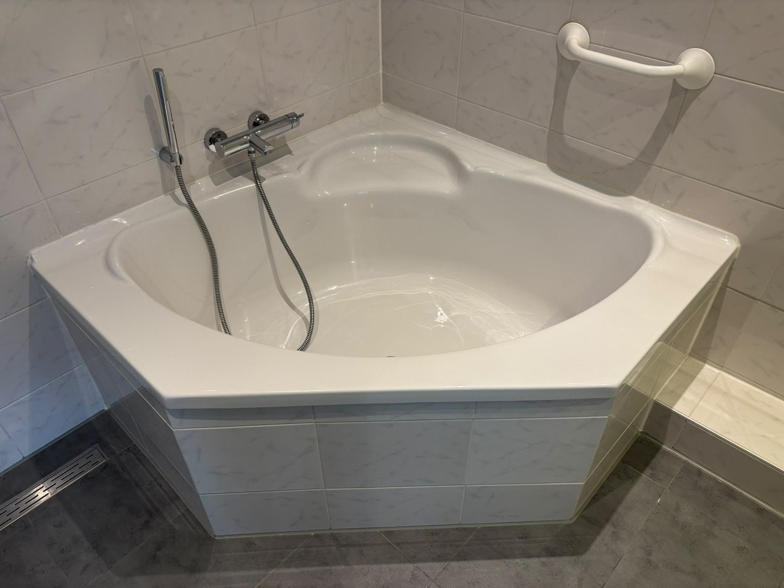 Hoekbad in uitstekende staat, Ophalen, Gebruikt, Chroom, Bad