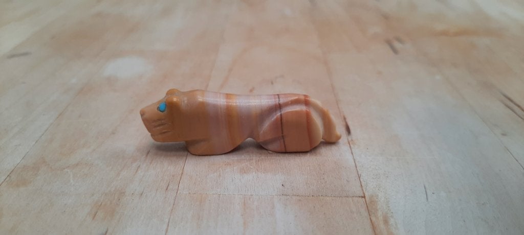 EEN HANDGESNEDEN ZUNI DIER GEMAAKT DOOR GABRIEL BURNS, Steen/keramiek, Gesigneerd, 3 cm, Overige herkomsten