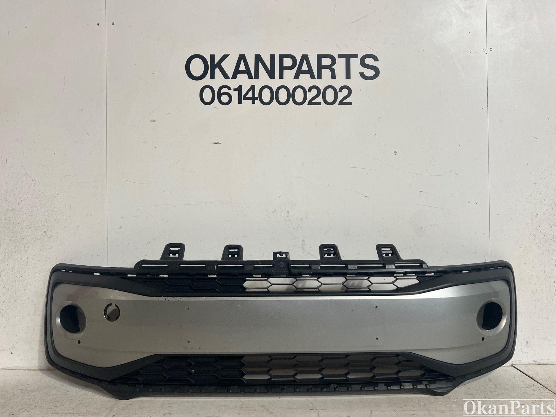 Volkswagen Up! Facelift midden Grille 1S0853677F, Gebruikt, Volkswagen AG, Berliner Ring 2
38440  Wolfsburg, DE, Volkswagen