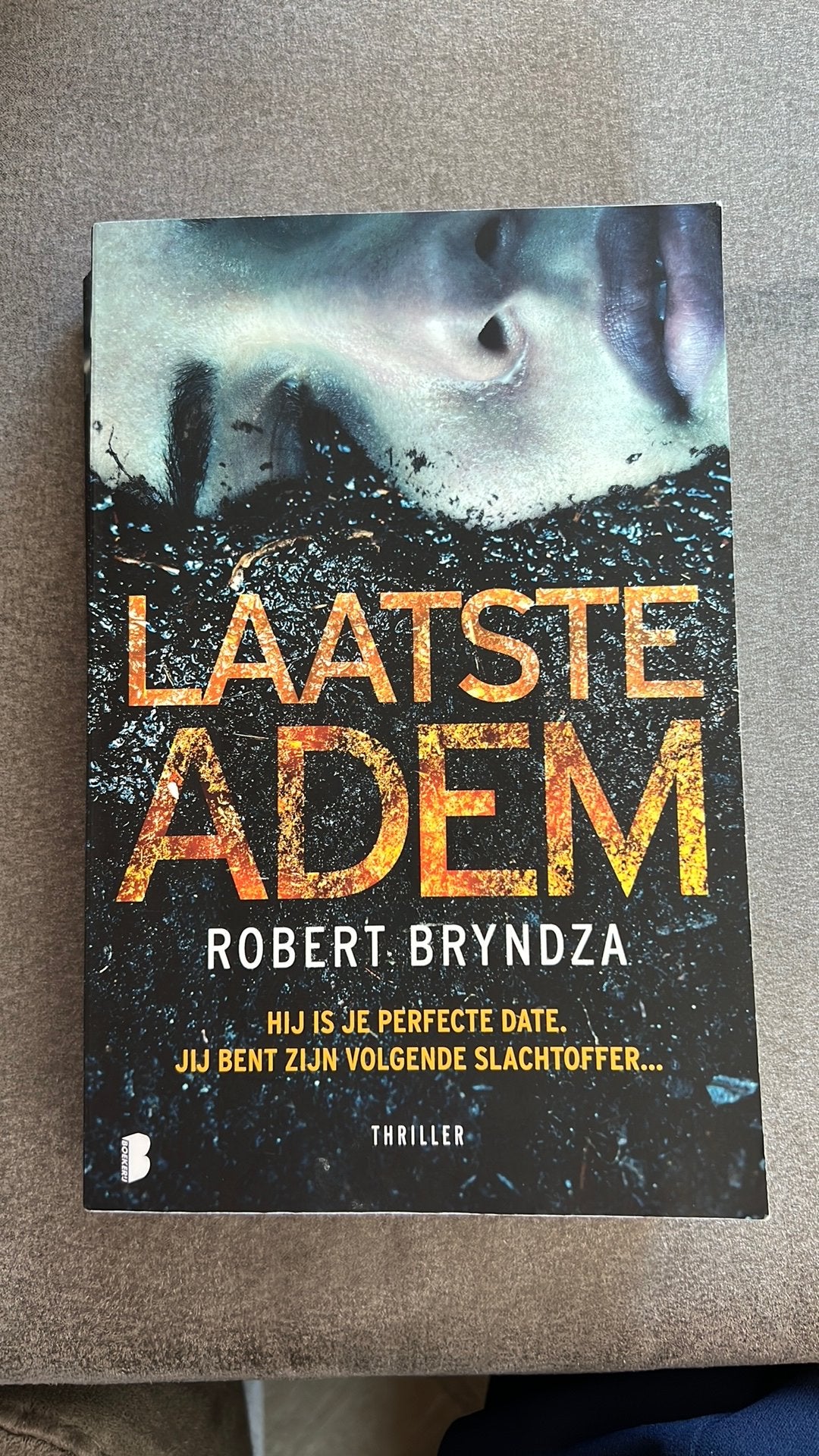 Robert Bryndza - Laatste adem, Ophalen of Verzenden, Gelezen, Robert Bryndza