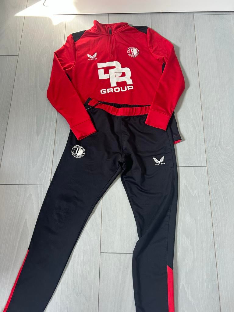 Castore Feyenoord Trainingspak Rood/Zwart Maat 158CM, Ophalen of Verzenden, Zo goed als nieuw, Jongen of Meisje