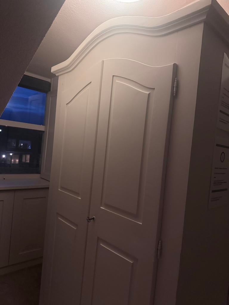 Witte kledingkast met kluis in goede staat, Antiek, 100 tot 150 cm, Ophalen of Verzenden, Zo goed als nieuw