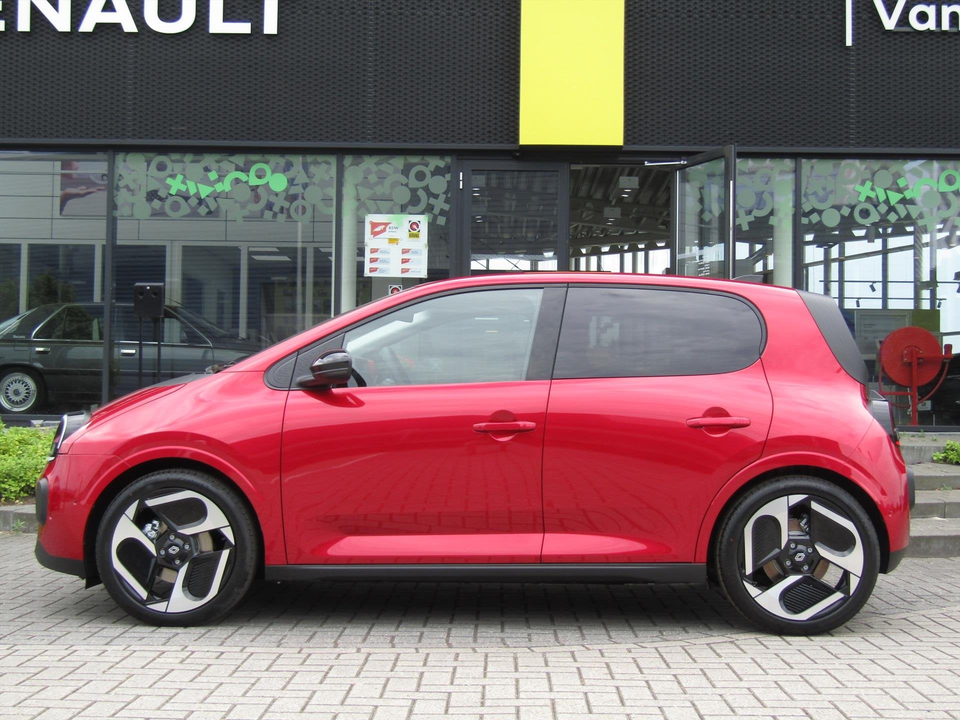 RENAULT Twingo 82pk Techno / 18'' Velgen / Navigatie / Camer, Auto's, Gebruikt, Zwart, 4 stoelen, 180 min