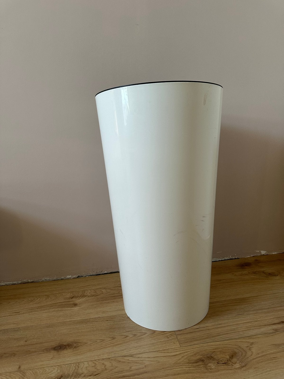 bloempot wit met zwarte binnempot, Kunststof, Minder dan 60 cm, Rond, Ophalen of Verzenden