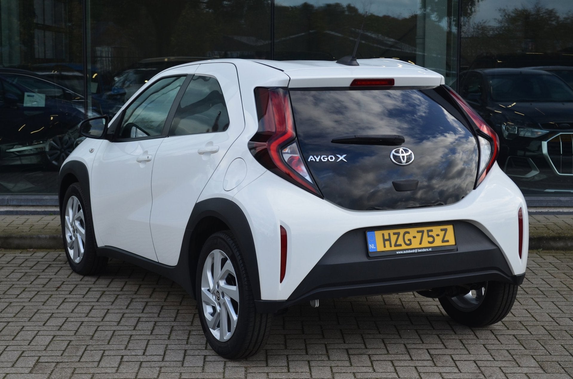 Toyota Aygo X 1.0 VVT-i MT Play | Camera | Cruise controle |, Auto's, Stof, Gebruikt, Zwart, 920 kg