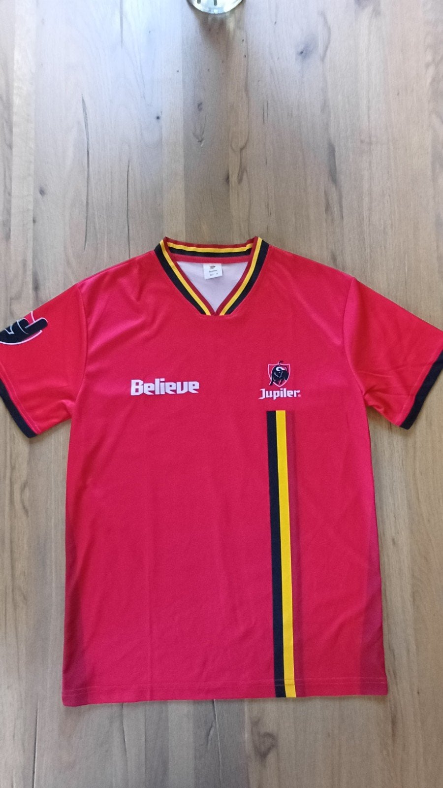 Jupiler Voetbalshirt Maat M - Rood met Geel/Zwart, Ophalen of Verzenden