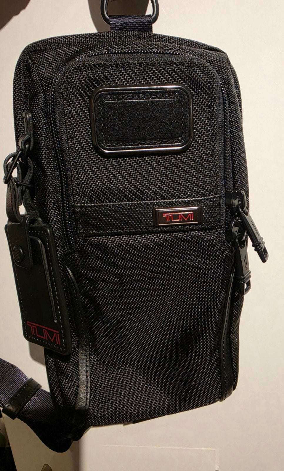 TUMI Alpha 3 Compact Sling crossbodytas met leren details, Ophalen, Zo goed als nieuw, Zwart, Schoudertasje