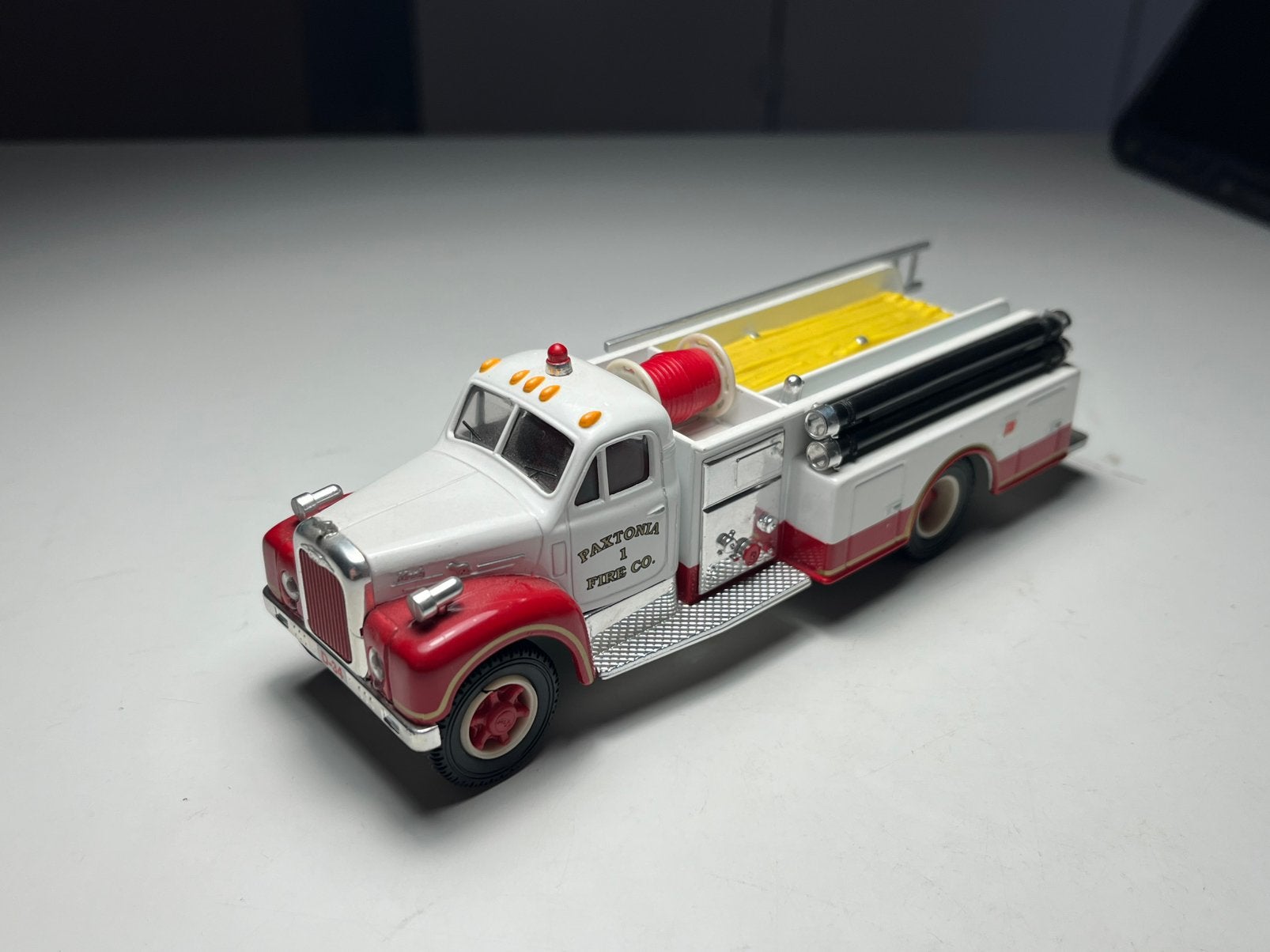 Corgi Toys - Mack Fire Engine - Schaal 1:50, Ophalen of Verzenden, Zo goed als nieuw, Bus of Vrachtwagen, Corgi