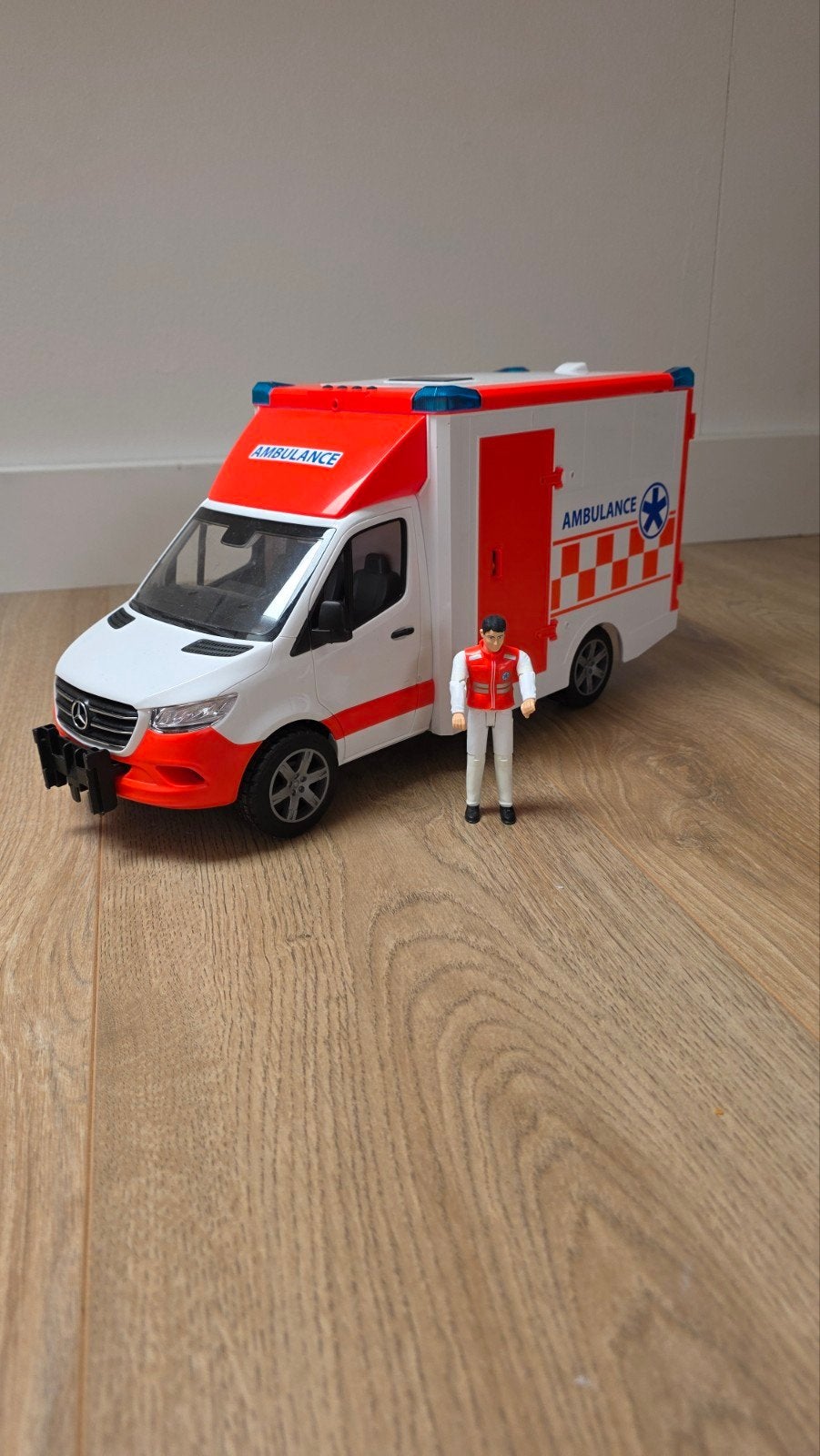 Speelgoed ambulance met figuur en brancard, Ophalen, Zo goed als nieuw