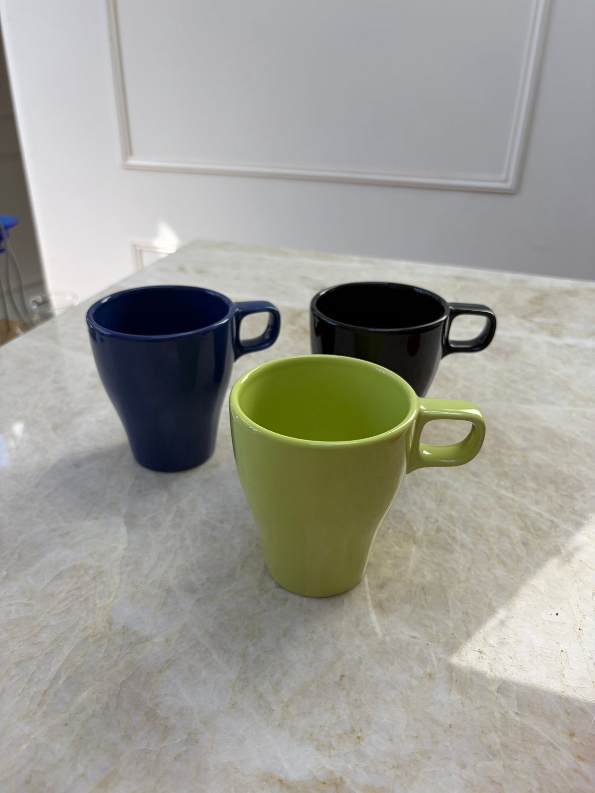 Set van 3 gekleurde Ikea mokken (blauw, zwart, groen), Huis en Inrichting, Ophalen of Verzenden, Gebruikt, Keramiek, Mok