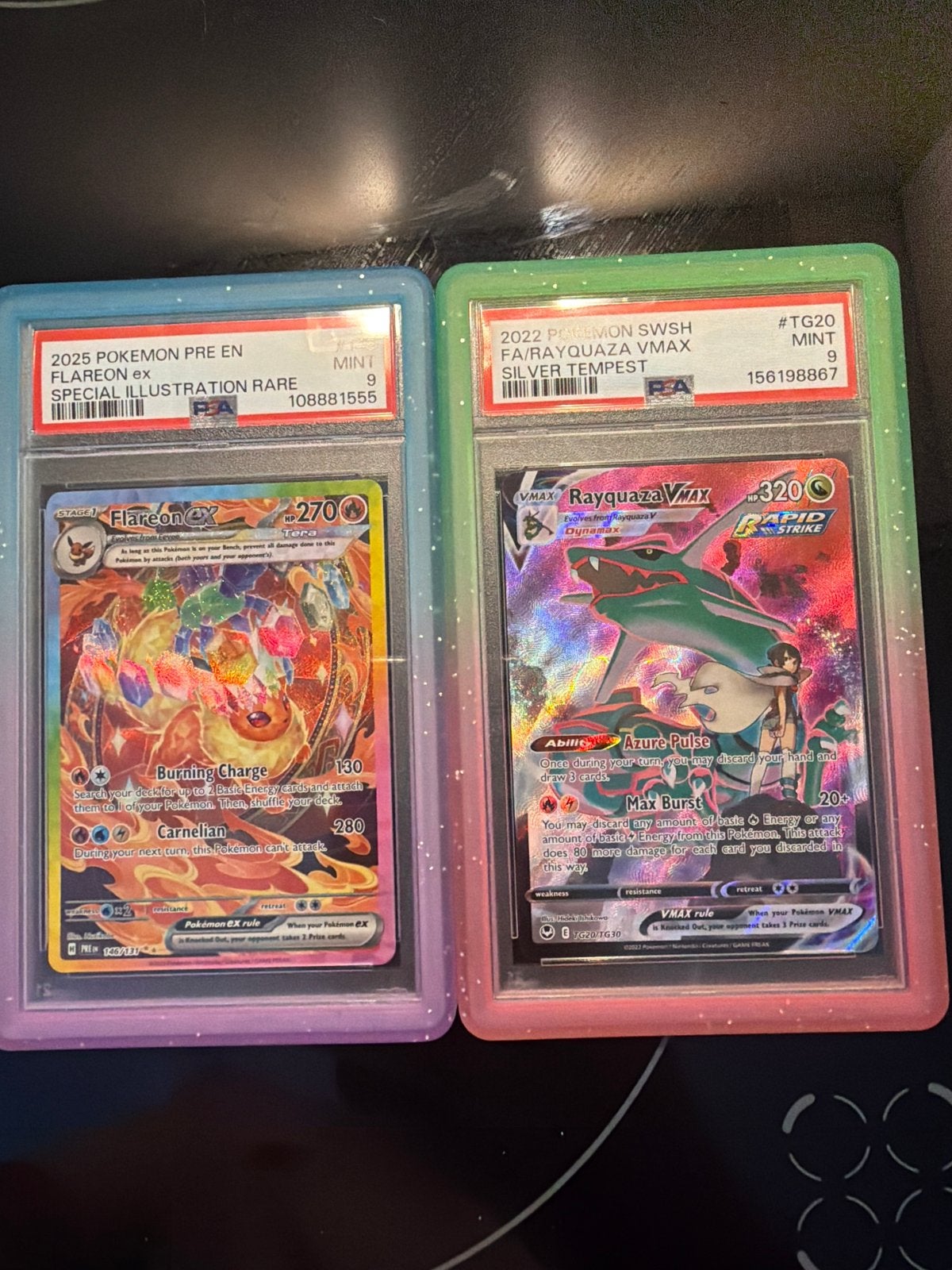 2 geslabde Pokémon kaarten: Flareon EX & Rayquaza VMAX, Ophalen, Zo goed als nieuw, Meerdere kaarten, Foil