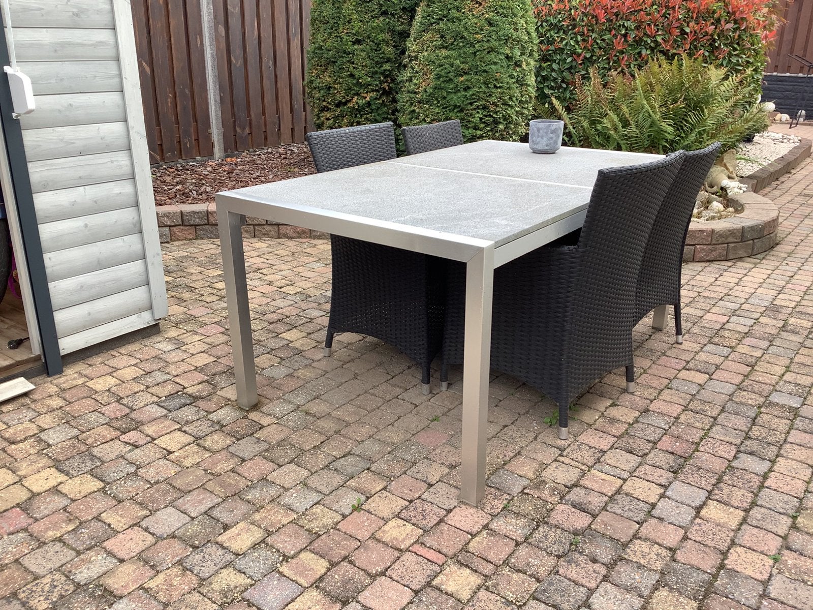 Gratis afhalen in Roermond roestvrij stalen tuintafel.