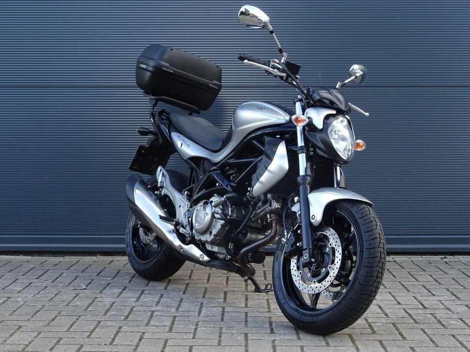 SUZUKI SFV 650 GLADIUS 2013 weinig kilometers / nette motor, Motorrijbewijs A, Bedrijf, Onbekend, Meer dan 35 kW