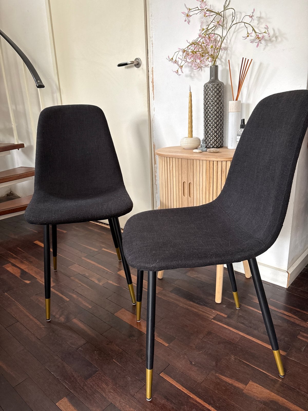 Twee JYSK eetkamerstoelen - Zwart met gouden accenten, Ophalen, Twee, Zwart, Zo goed als nieuw