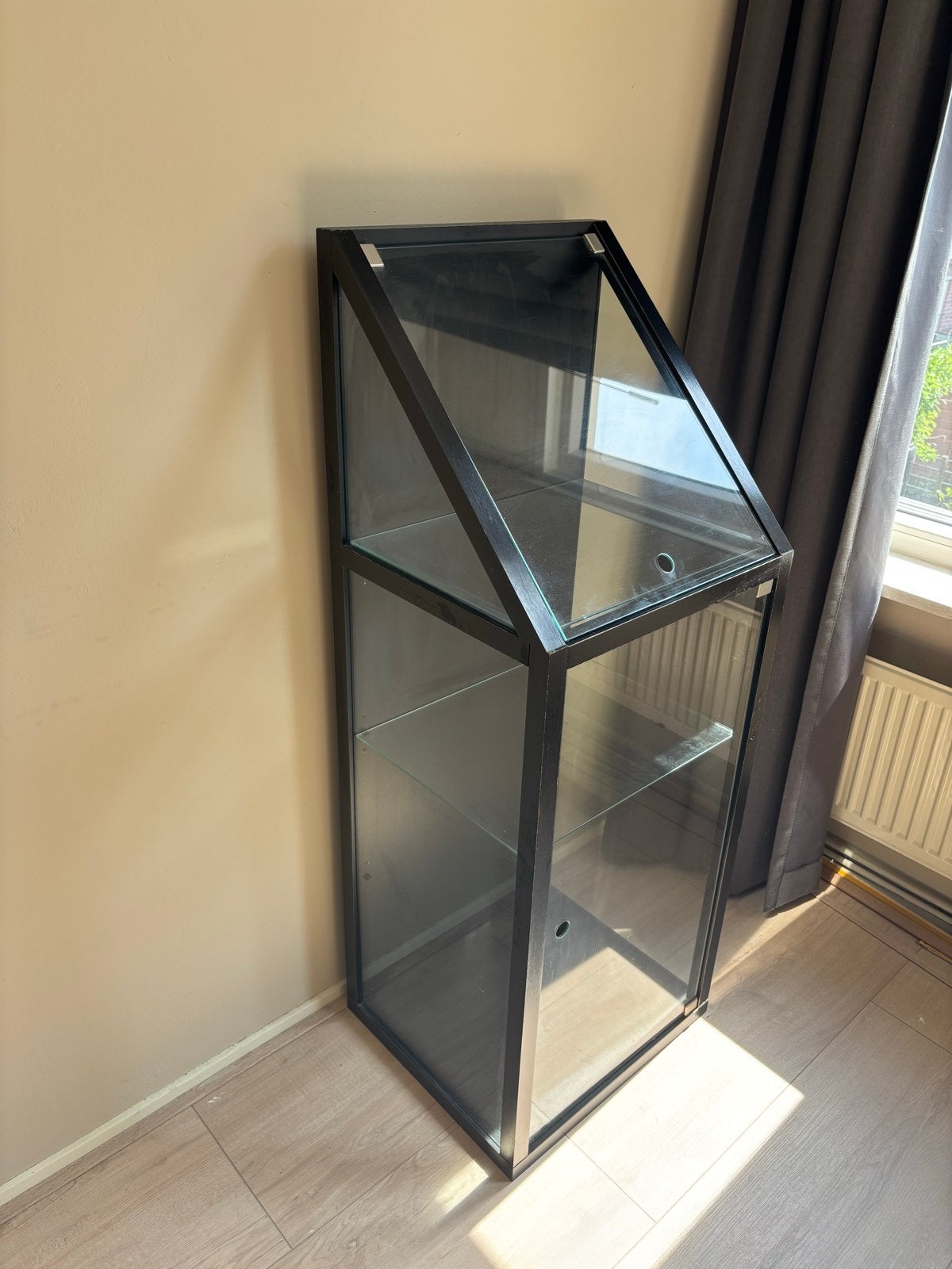 Glazen vitrinekast met zwarte randen, Huis en Inrichting, Kasten | Vitrinekasten, Ophalen, Met plank(en), Gebruikt, 100 tot 150 cm