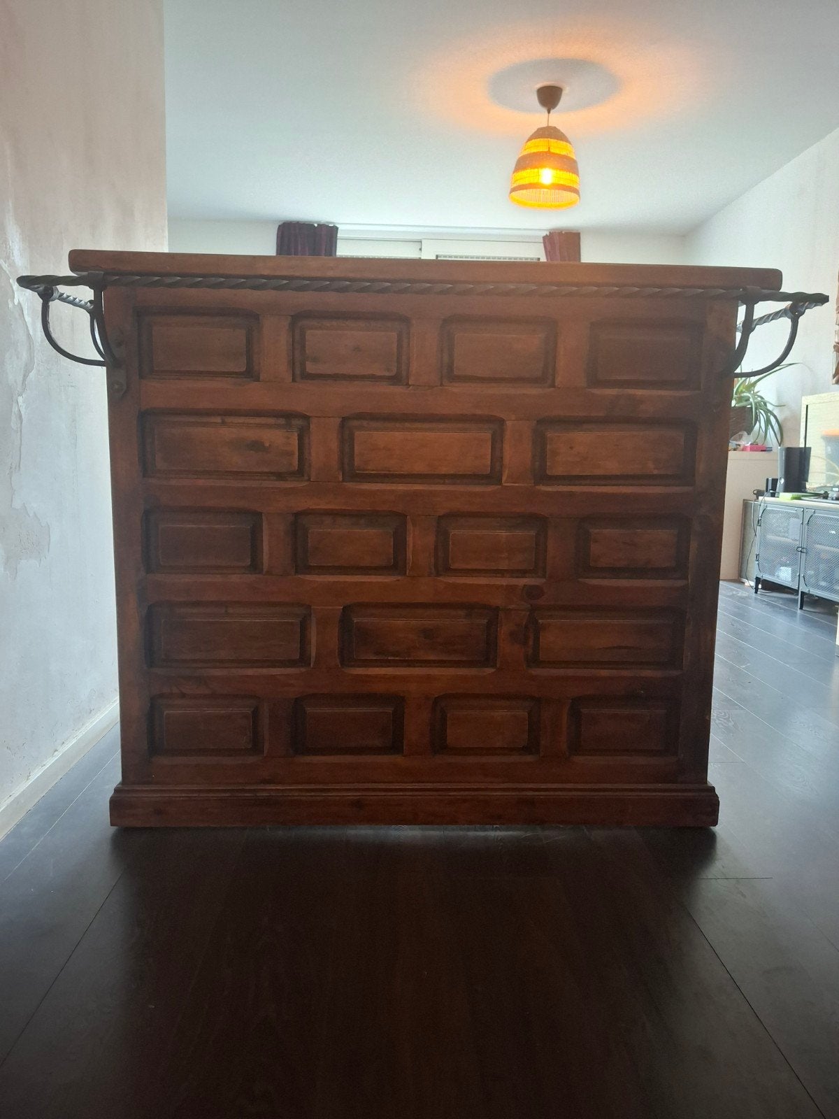Rustieke houten bar/dressoir met smeedijzeren details, Ophalen of Verzenden