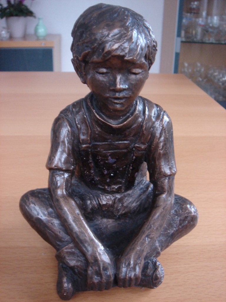 Bronskleurig Beeld van een Jongen in kleermakerszit 1977, Ophalen of Verzenden, Gebruikt, Mens