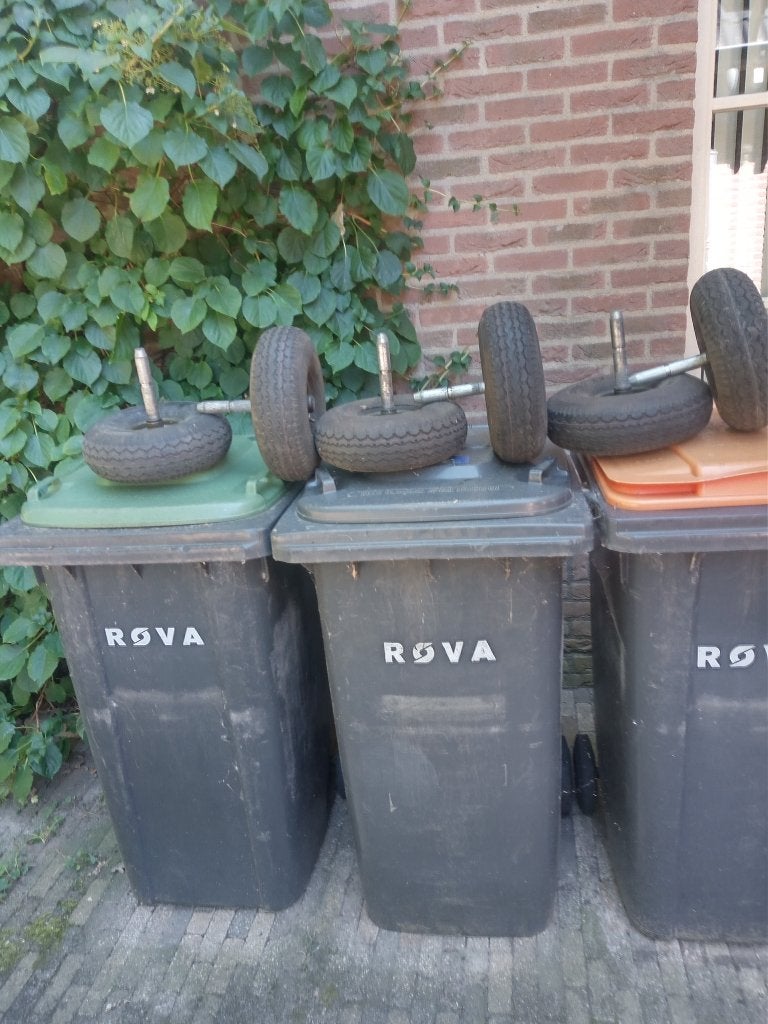 6 wielen met as., Doe-het-zelf en Verbouw, Ophalen, Gebruikt