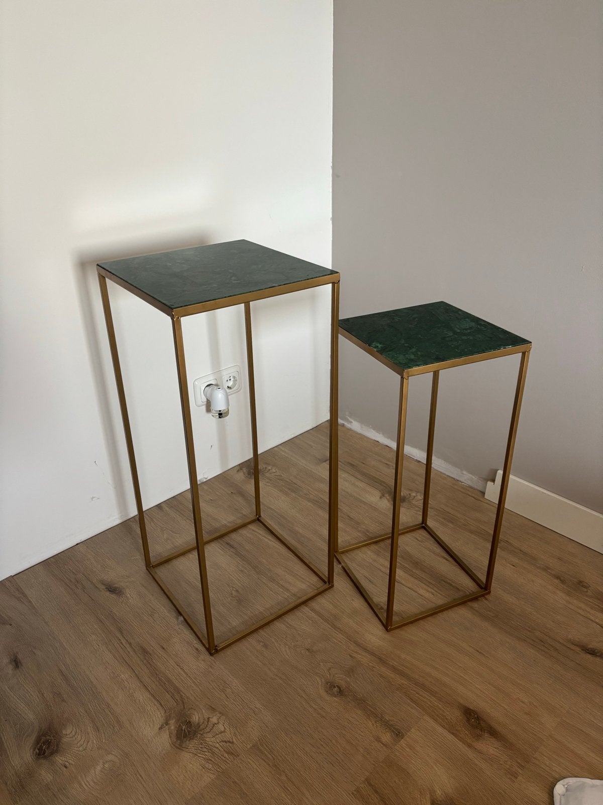 Set van 2 gouden bijzettafels met groen marmeren blad, Ophalen, Minder dan 55 cm, Metaal of Aluminium, Vierkant