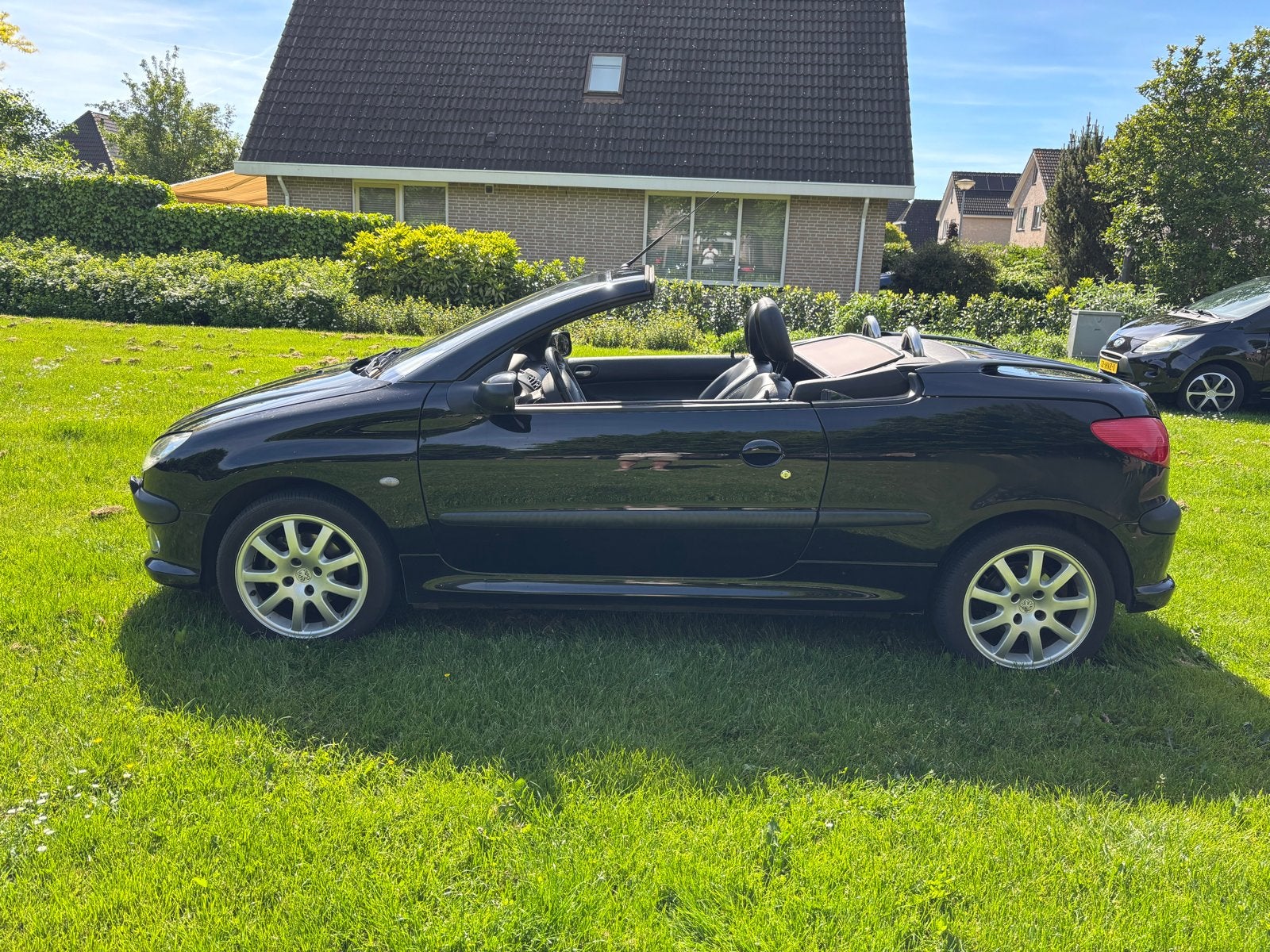 Peugeot 206 CC 2.0  2002 Zwart, Auto's, Peugeot, Voorwielaandrijving, 136 pk, Zwart, 4 cilinders