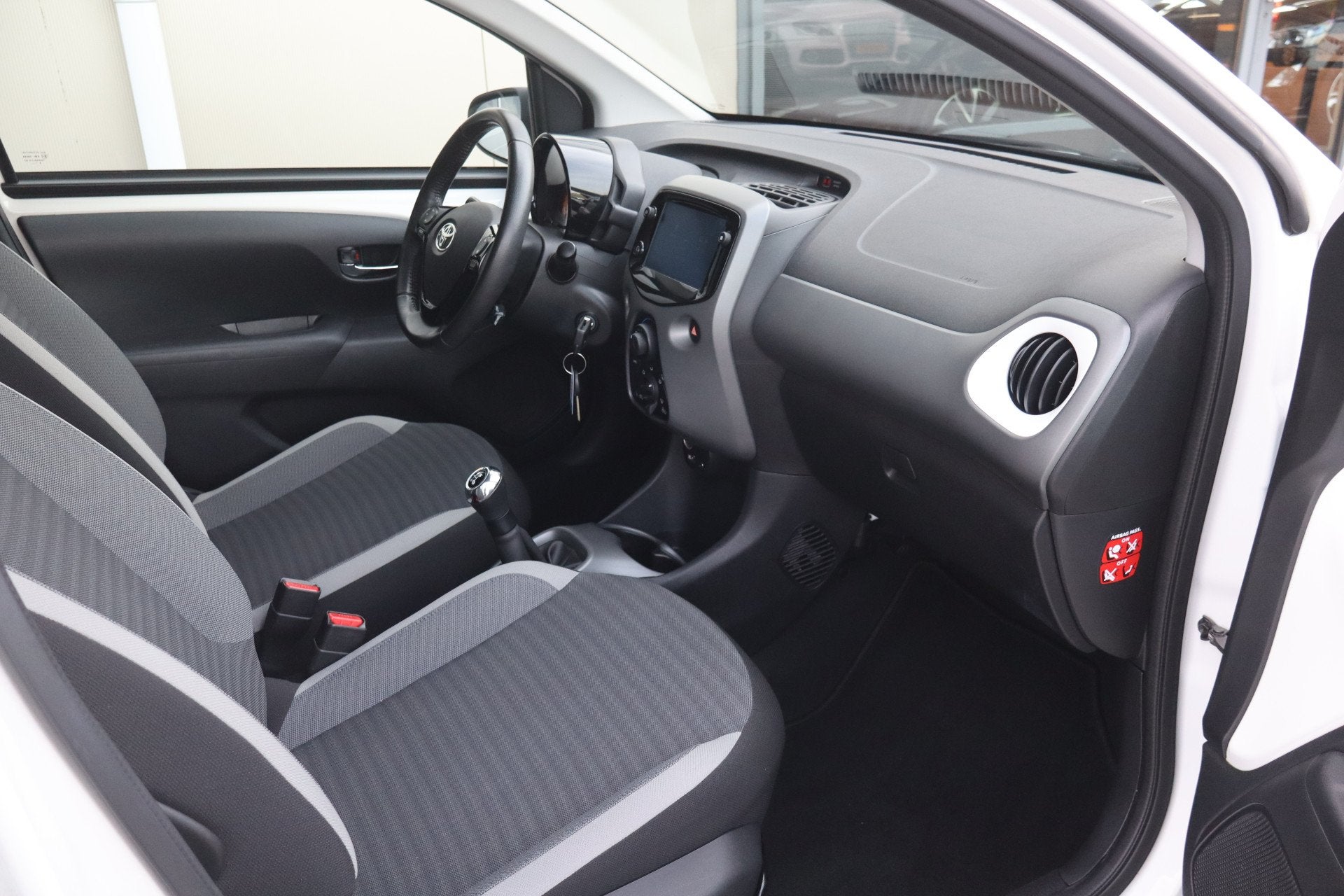 Toyota Aygo 1.0 VVT-i x-play - NL- Auto! Camera I Airco I Ap, Auto's, Stof, Gebruikt, Euro 6, 4 stoelen