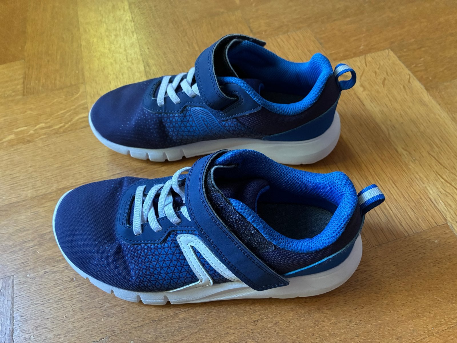Gymschoenen maat 34 - Gratis, Kinderen en Baby's, Kinderkleding | Schoenen en Sokken, Ophalen, Gebruikt, Jongen of Meisje, Sportschoenen