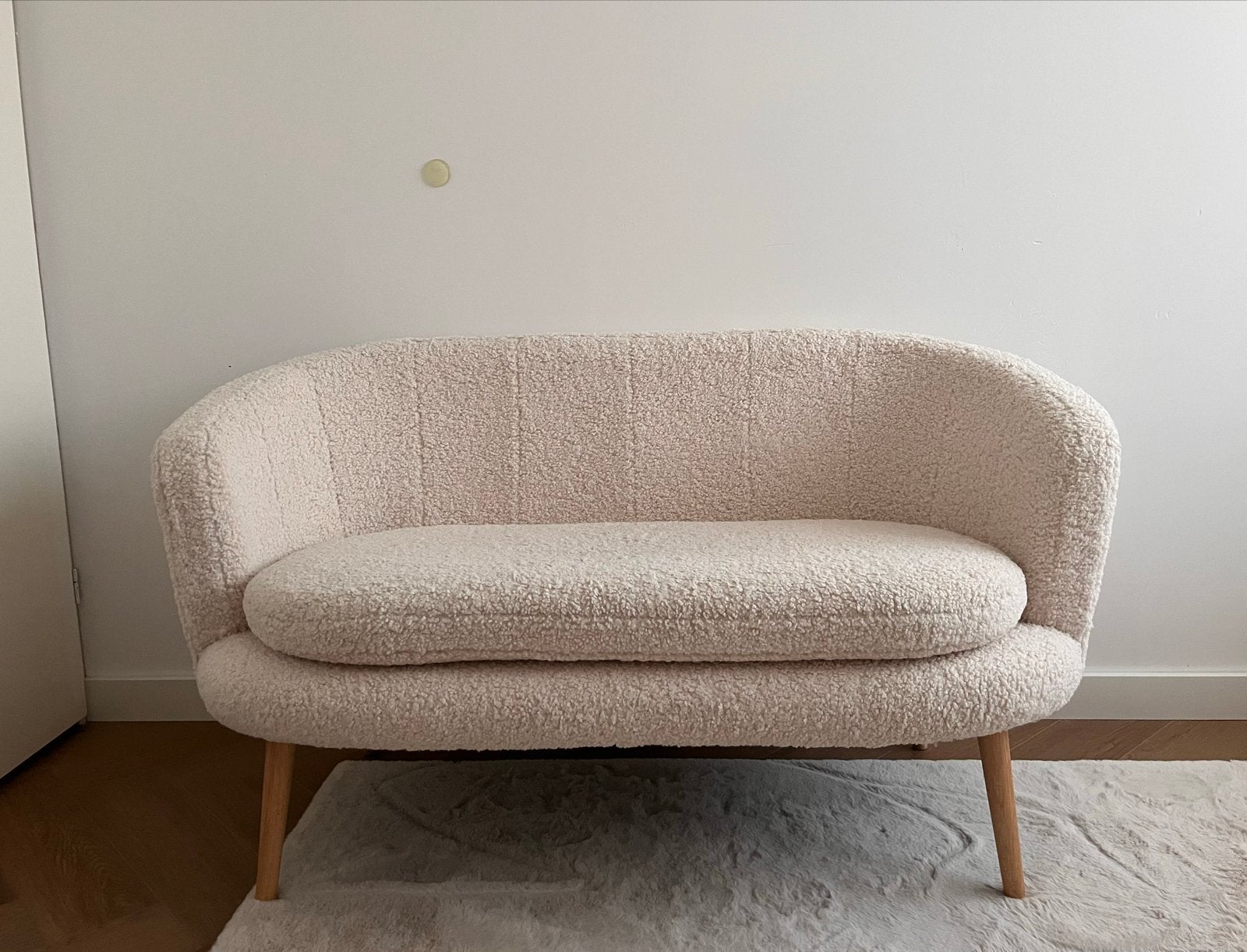 Boucle/teddy 2-zits bankje van Jysk - Crème, Ophalen, Minder dan 75 cm, Tweepersoons, Zo goed als nieuw
