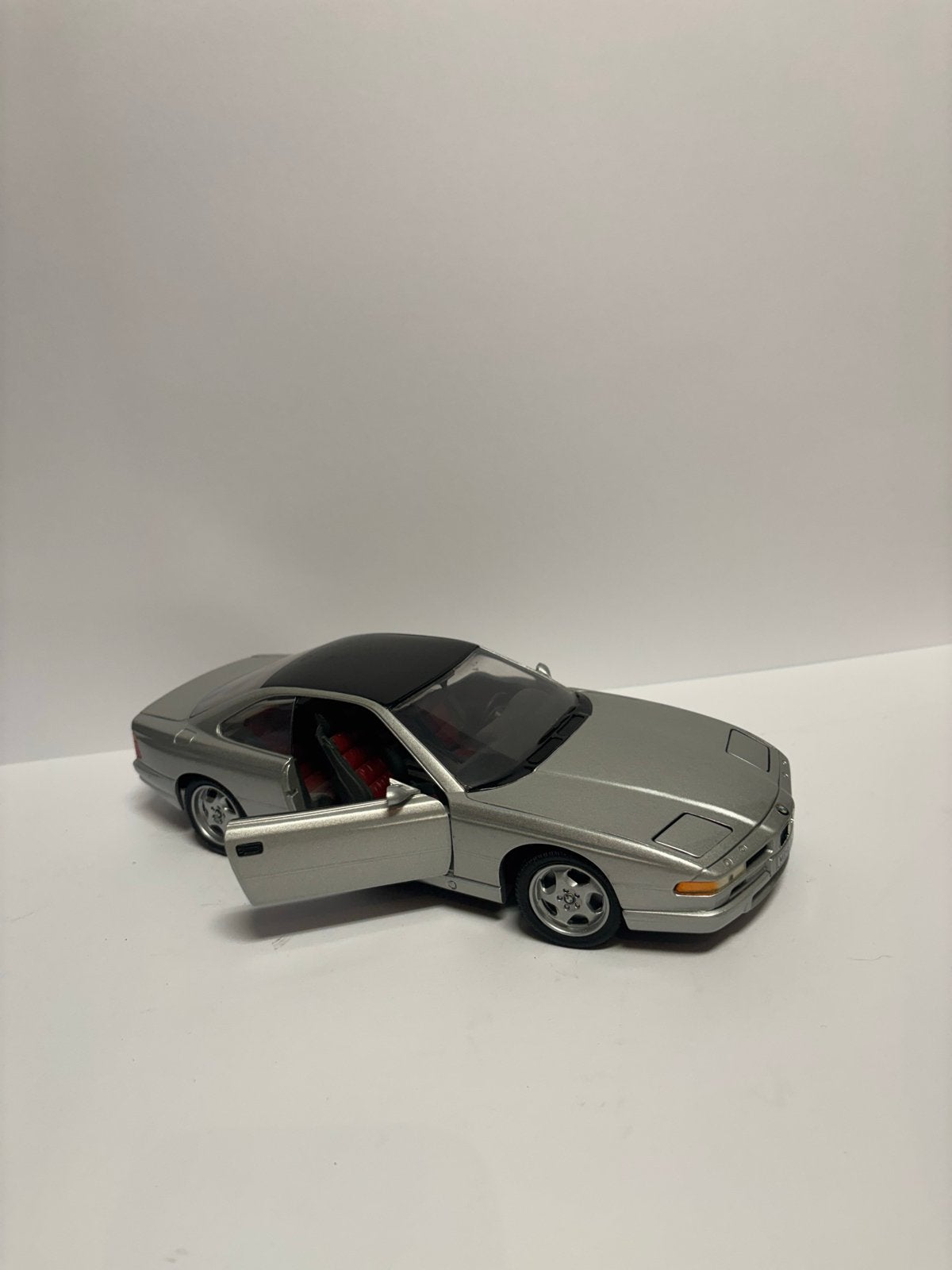 BMW 850i Coupé Modelauto - Zilver met Rood Interieur, Ophalen of Verzenden, Zo goed als nieuw, Auto, Overige merken