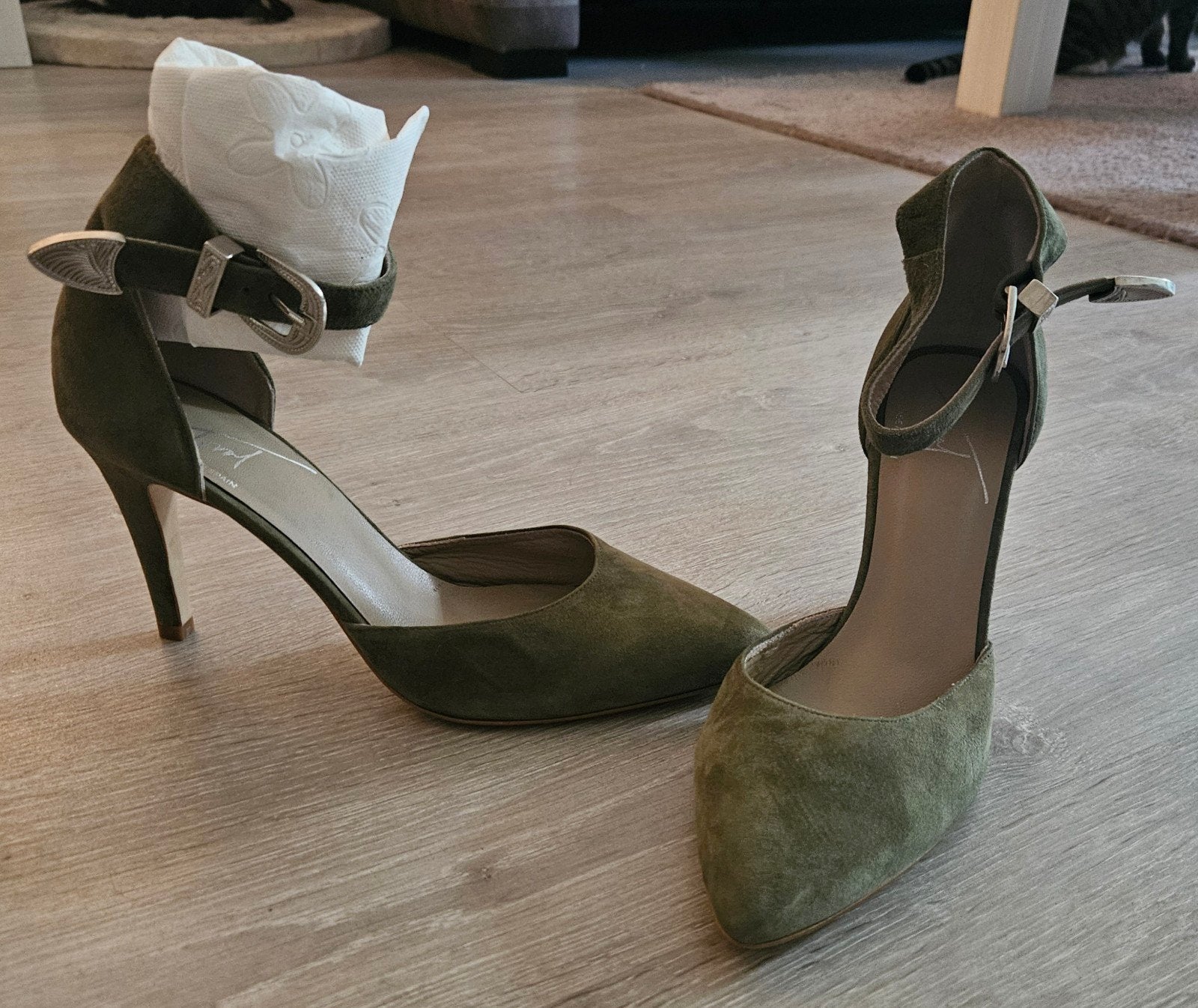 Toral olijfgroene suède d'Orsay pumps met western gesp, Ophalen, Groen