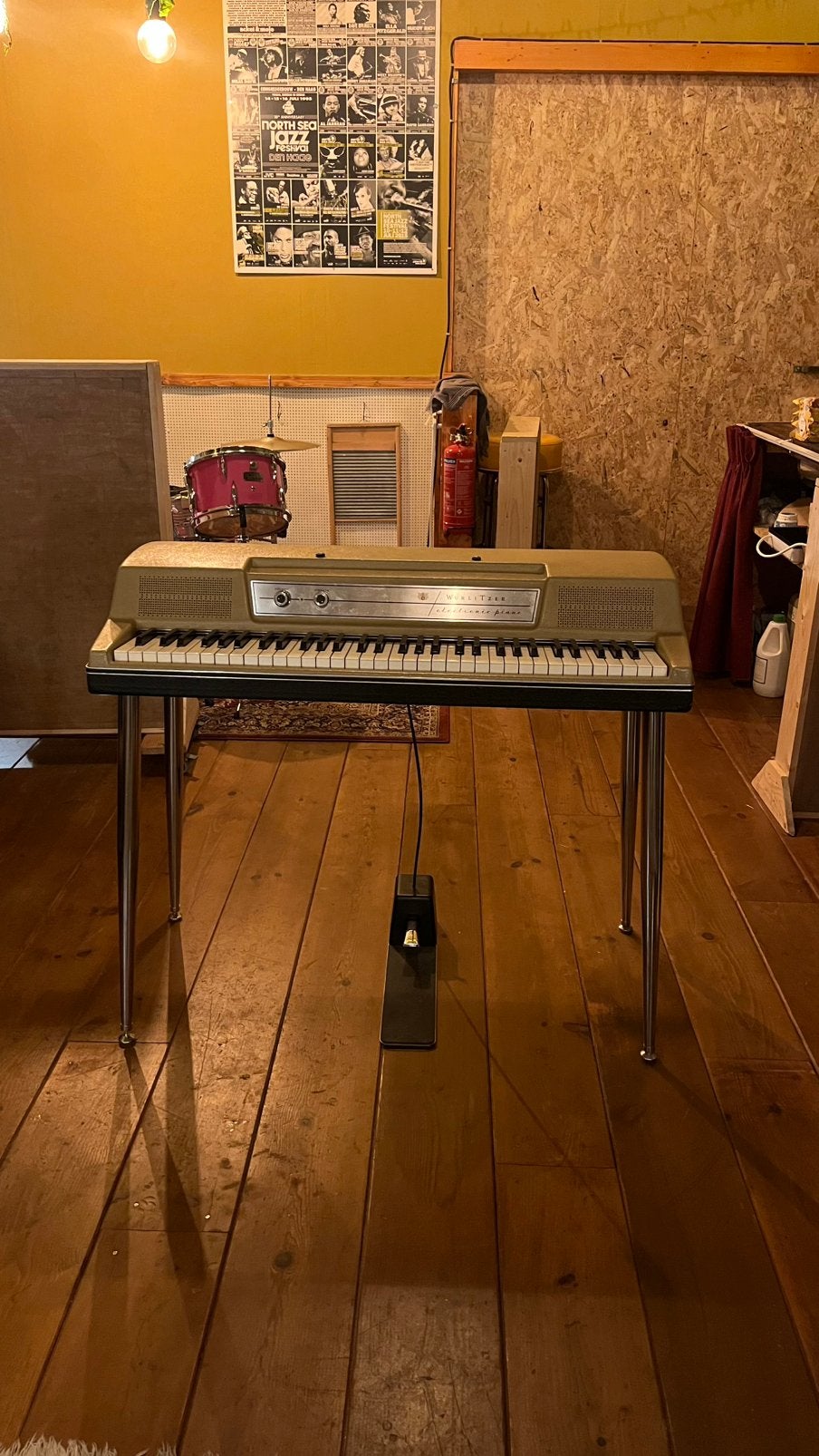 Wurlitzer 200 Electric Piano, Muziek en Instrumenten, Keyboards, Overige merken, 61 toetsen, Zo goed als nieuw, Met standaard