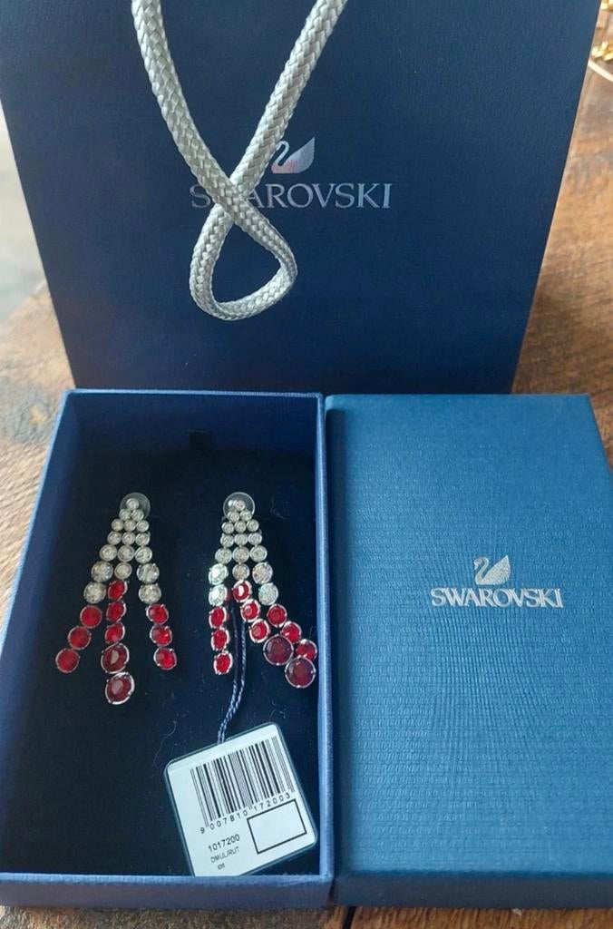 Swarovski oorbellen met Rode en Witte Kristallen, Ophalen of Verzenden, Zo goed als nieuw, Rood, Overige materialen
