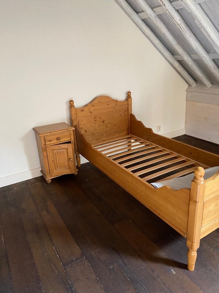 Massief houten eenpersoonsbed + nachtkastje door meubelmaker, Ophalen, 90 cm, Eenpersoons, Bruin
