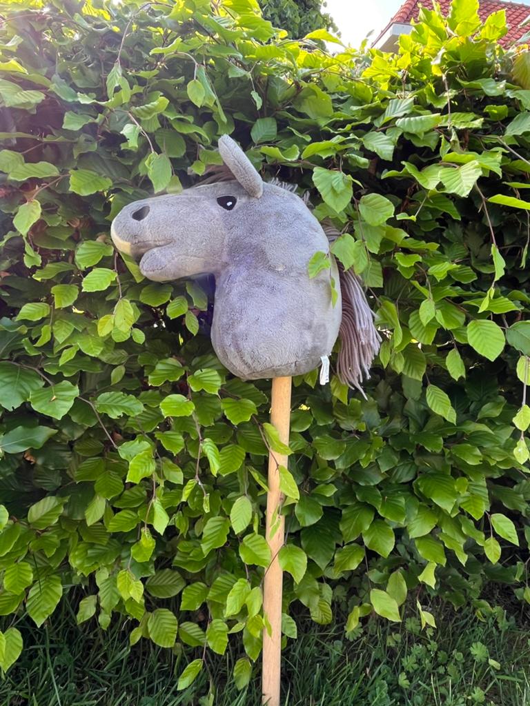 Mooie kleine Grijse hobbyhorse van hooks weinig gebruikt, Verzamelen, Ophalen, Zo goed als nieuw