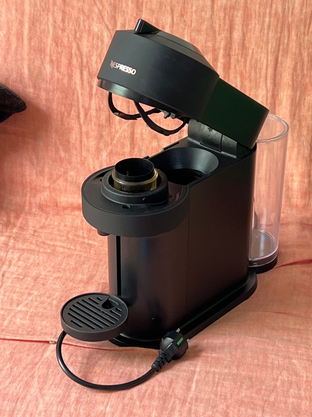 Nespresso Vertuo Koffiemachine Zwart, Witgoed en Apparatuur, Koffiezetapparaten, Gebruikt, Koffiepads en cups, Koffiemachine, 1 kopje