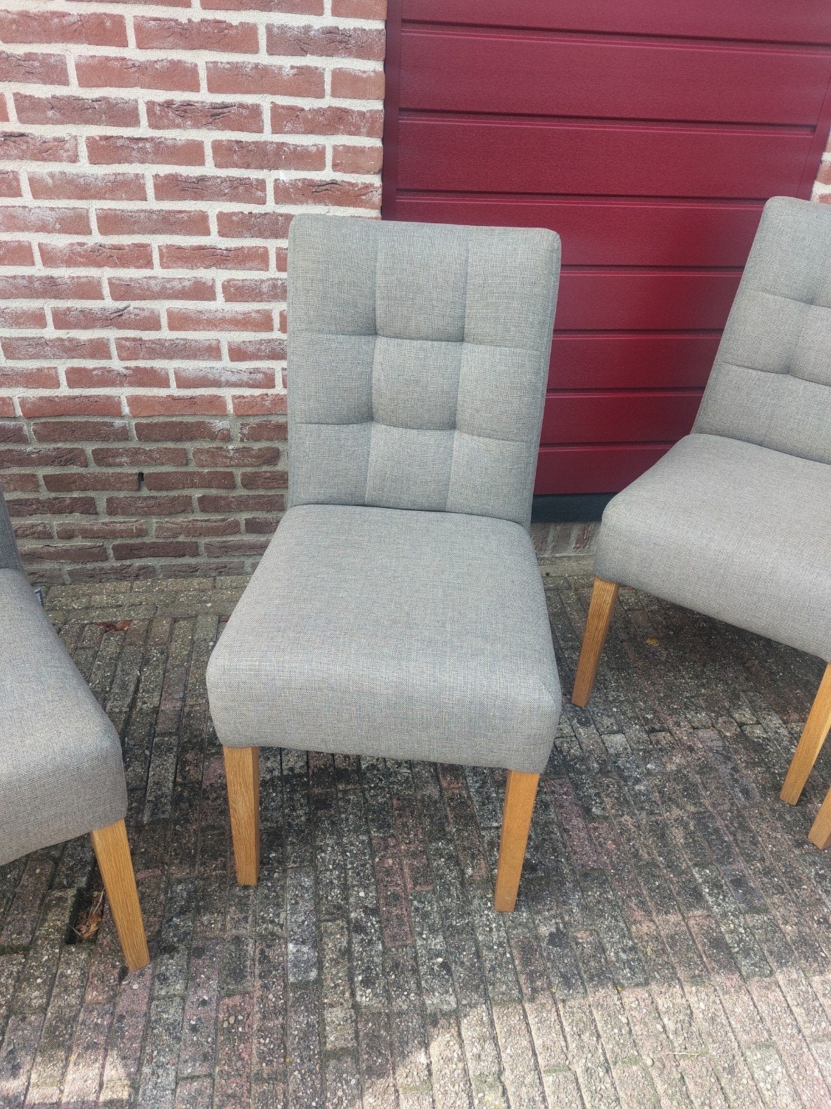 Set van 4 grijze eetkamerstoelen met houten poten, Ophalen, Hout, Gebruikt, Vier
