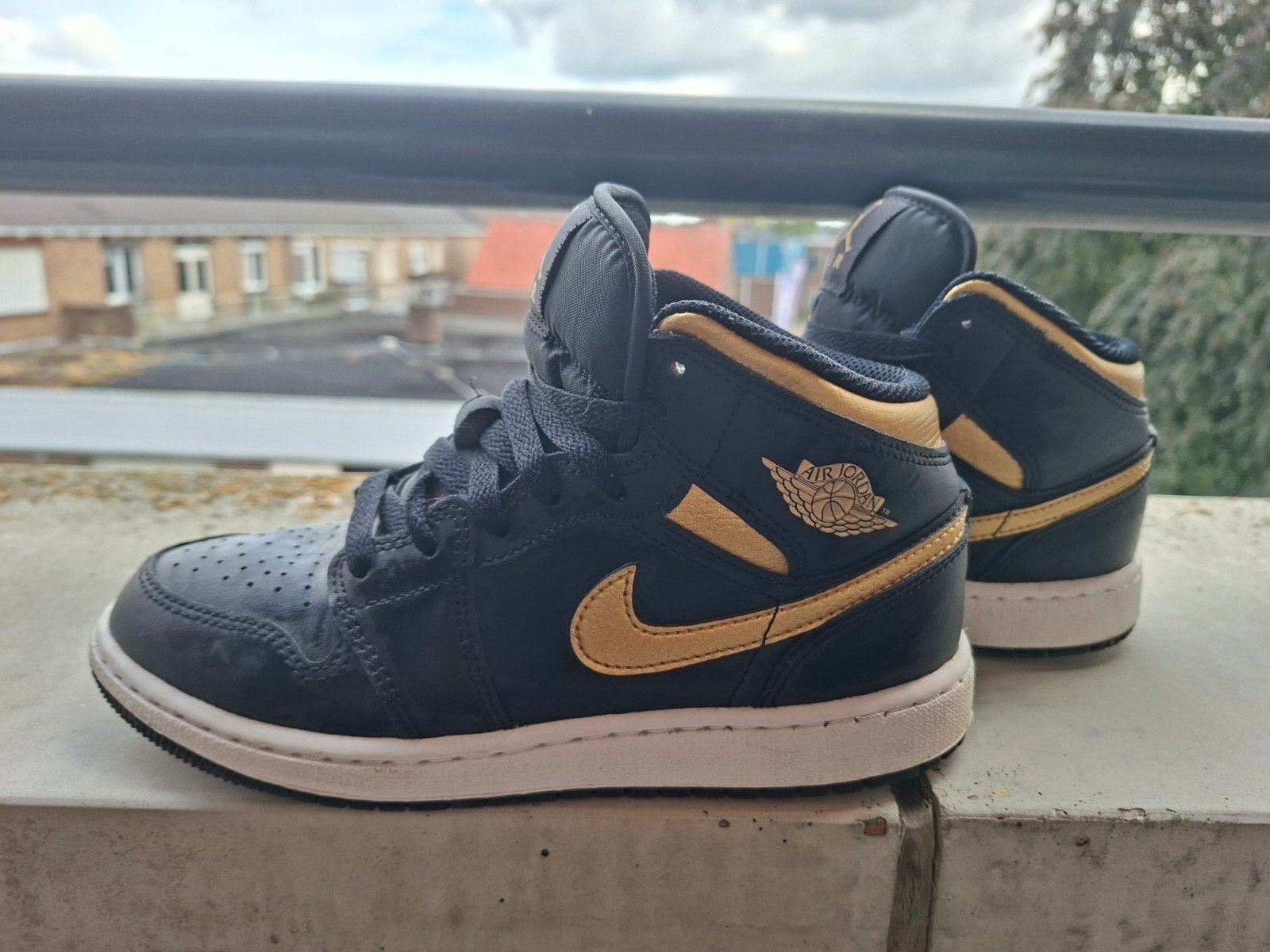 Nike Air Jordan 1 Mid Zwart Goud - Maat 36.5, Kinderen en Baby's, Kinderkleding | Schoenen en Sokken, Jongen of Meisje, Schoenen