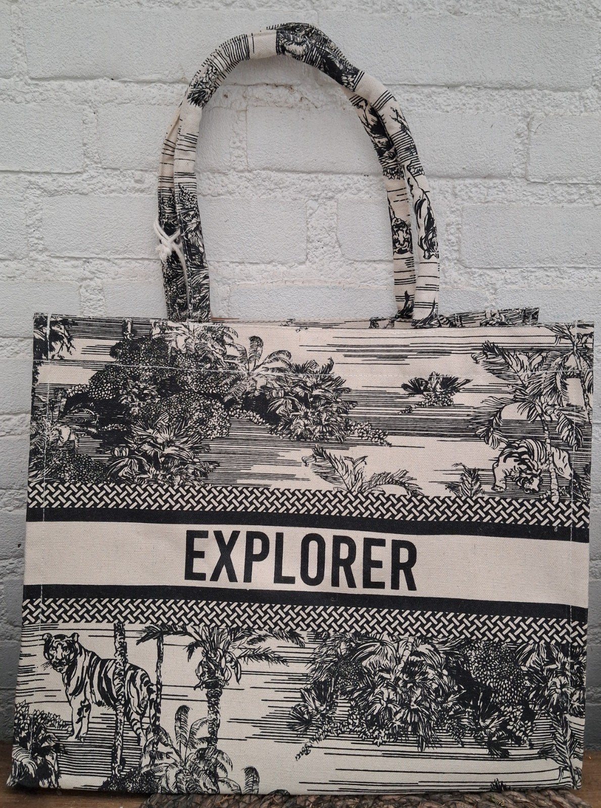 Explorer shopper black white