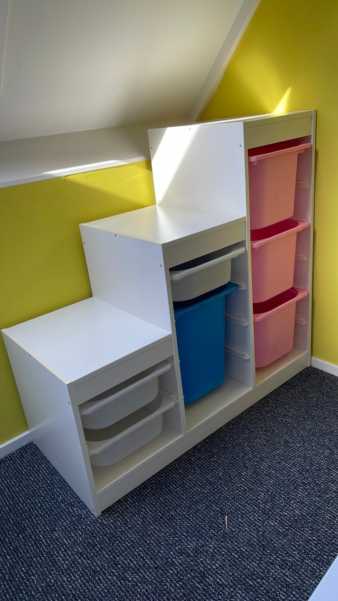 Ikea witte Trofast trapkast met bakken roze blauw en wit, Ophalen, Gebruikt, Kast, 75 tot 100 cm