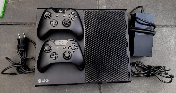 Xbox One met 2 controllers en 4 games, Gebruikt, 2 spelers, Eén computer, Ophalen of Verzenden