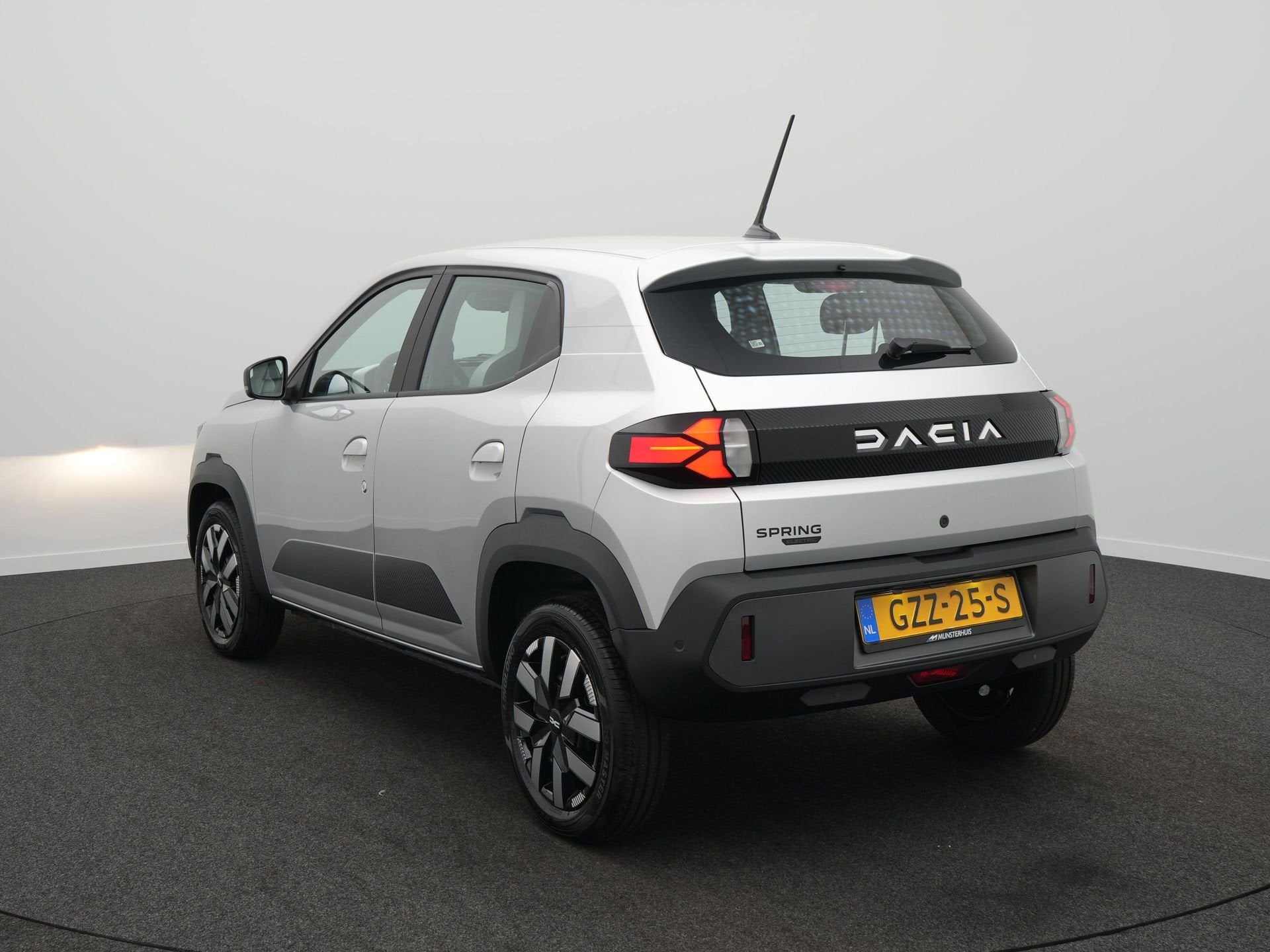 Dacia Spring Expression 65 - 27 kWh - RIJKLAARPRIJS - DEMO -, Auto's, Dacia, 12 maanden, Stof, Gebruikt, Zwart
