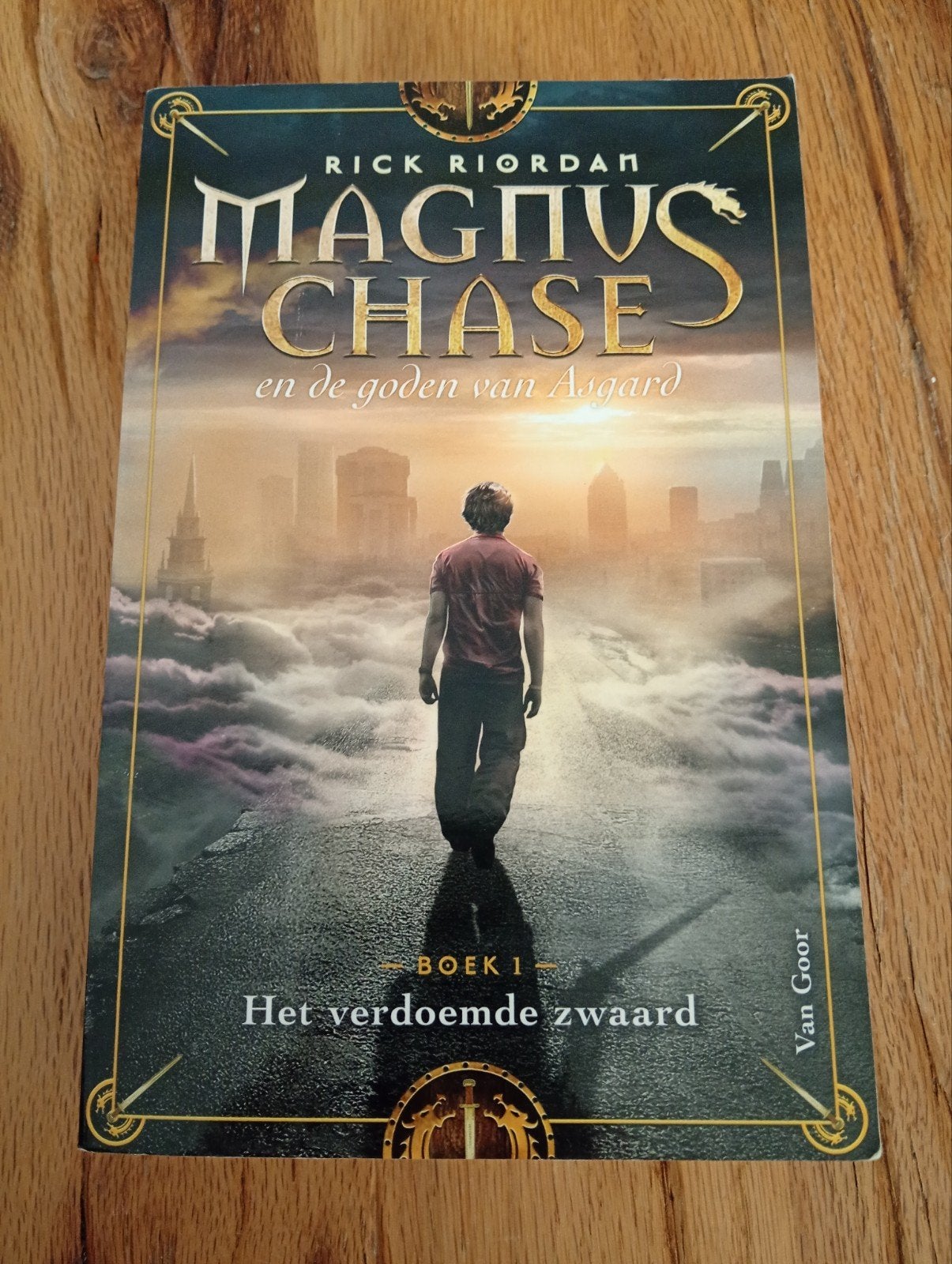 Magnus Chase en de goden van Asgard - Het Verdoemde Zwaard, Boeken, Ophalen of Verzenden, Zo goed als nieuw, Rick Riordan