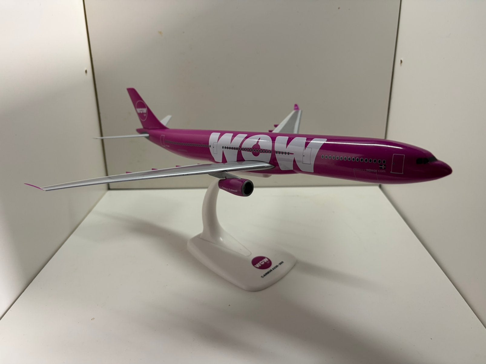 WOW Air A330-300, Verzamelen, Luchtvaart en Vliegtuigspotten, Ophalen of Verzenden, Zo goed als nieuw, Schaalmodel