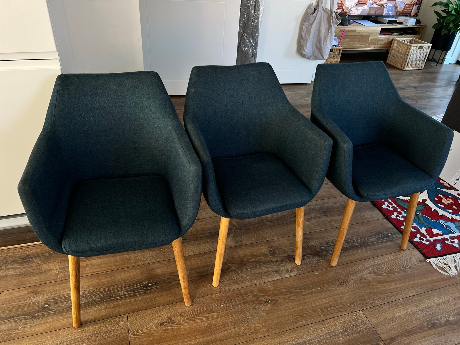 Set van 3 donkerblauwe eetkamerstoelen met houten poten, Huis en Inrichting, Stoelen, Gebruikt, Drie, Blauw, Ophalen of Verzenden
