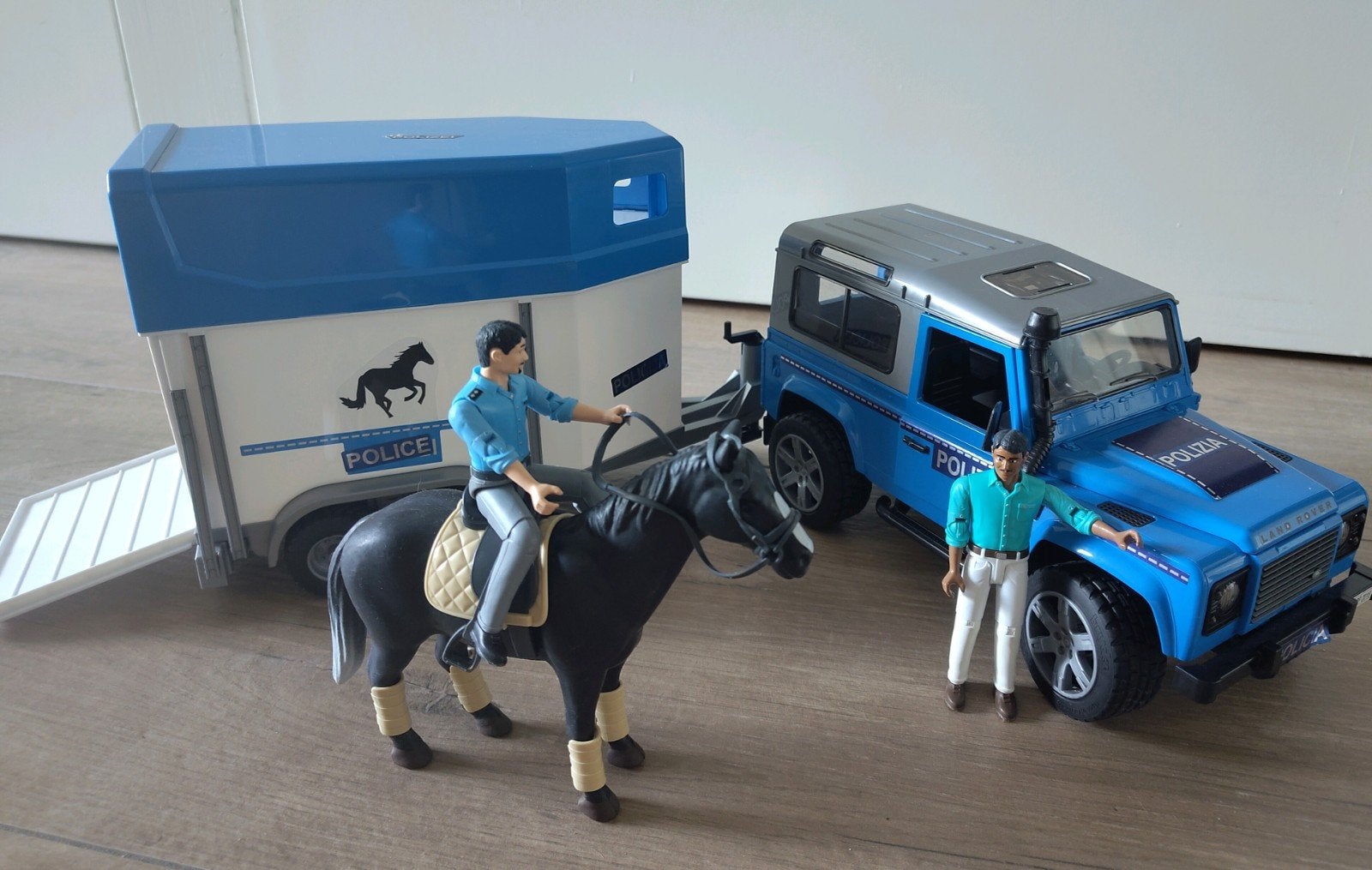 Bruder Land Rover Defender Politie set met paardentrailer, Ophalen of Verzenden, Zo goed als nieuw