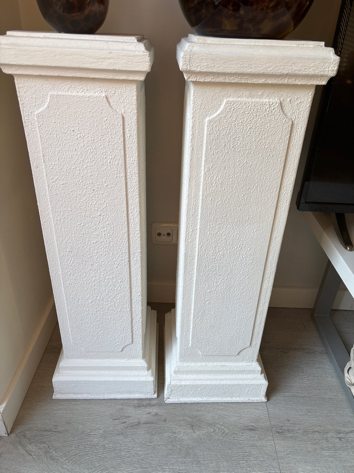 Set van 2 witte decoratieve zuilen/sokkels van Hout, Ophalen, Gebruikt