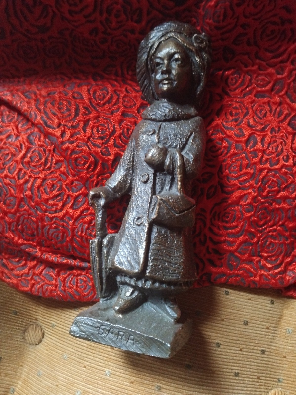 Bronzen beeldje 'Sara' van een meisje met paraplu, Minder dan 20 cm, Gemerkt, Ophalen of Verzenden, Brons