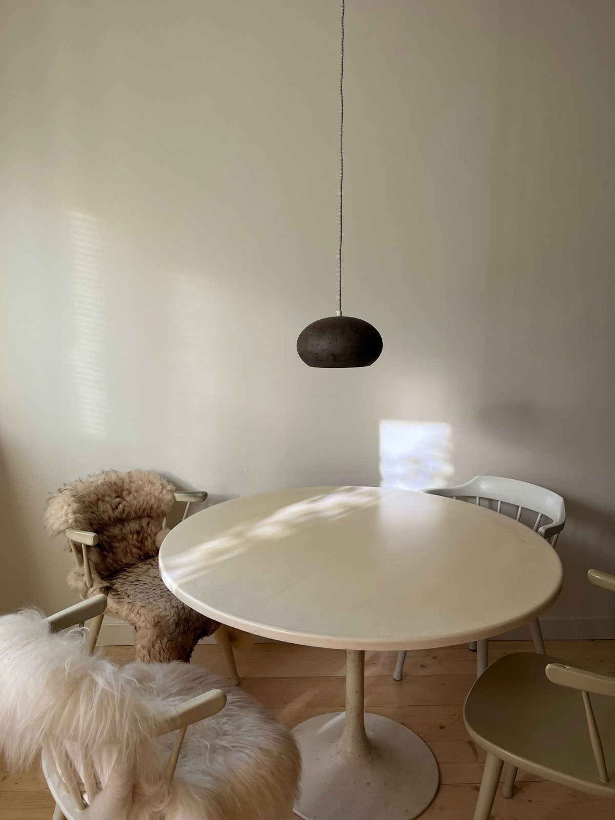 Vintage ronde tulp tafel van het Zweedse merk Markaryd, Huis en Inrichting, Ophalen, Gebruikt, Rond, 100 tot 150 cm